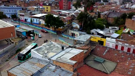 Antenne/Drohne-Blick-auf-Straßen-von-Bogotá,-Kolumbien-1