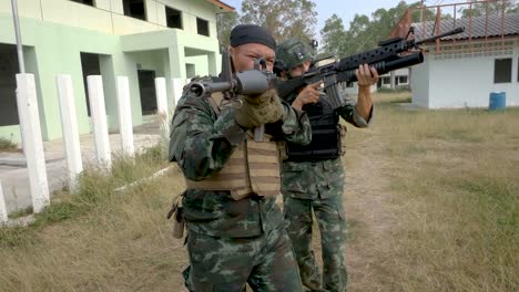 Escuadrón-de-soldados-armados-avanzar-atacar-y-eliminar-el-objetivo-terrorista-en-la-zona-de-edificios-en-ruinas-y-totalmente-equipada.