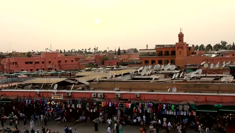 Multitudes-de-peatones-caminando-en-el-casco-antiguo-de-Medina,-en-Marrakech,-Marruecos.