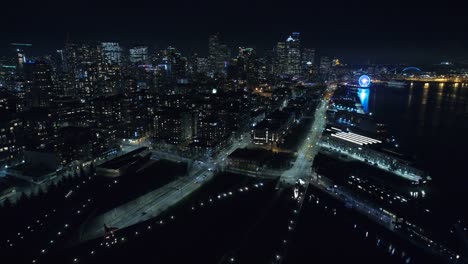 Flying-Over-City-Waterfront-in-der-Nacht-mit-Tall-Buildings