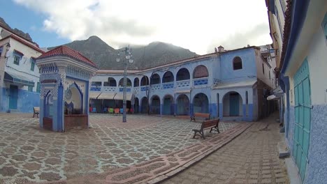 Plaza-con-fuente-pública-en-el-pueblo-de-Chefchaouen-en-Marruecos