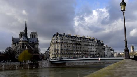 Paris,-Frankreich,-Februar-2018:-das-Hochwasser-der-Seine,-Paris-Frankreich.-Überschwemmungen-Paris-Winter.