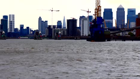 Großen-Thames-Barrier-und-London-city