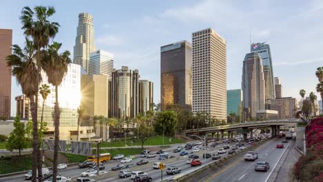 Schöne-Innenstadt-von-Los-Angeles-Skyline-und-Freeway-Tag-zu-Nacht-Sonnenuntergang-Timelapse