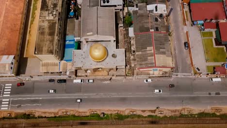 Drone-volando-por-encima-de-la-línea-de-la-costa-de-Colombo,-Sri-Lanka.-Vista-aérea-del-océano,-ferrocarril,-tráfico-de-la-calle-y-edificios