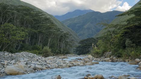 Zeitraffer-des-Flusses-auf-den-Trekking-zum-Machu-Pichu