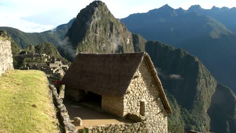 Erhöhte-Ansicht-einer-restaurierten-Hütte-in-Machu-Picchu-an-einem-sonnigen-Morgen