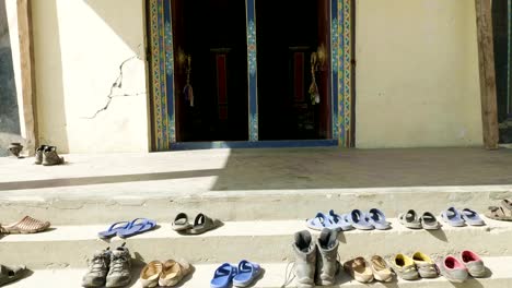 Entrada-al-monasterio-en-el-pueblo-de-Lho,-Nepal.