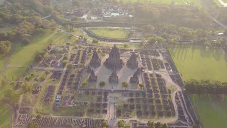 9.-Jahrhundert-Prambanan-Tempel-Luftbild-bei-Sonnenuntergang-ist-der-UNESCO,-Yogyakarta,-Indonesien