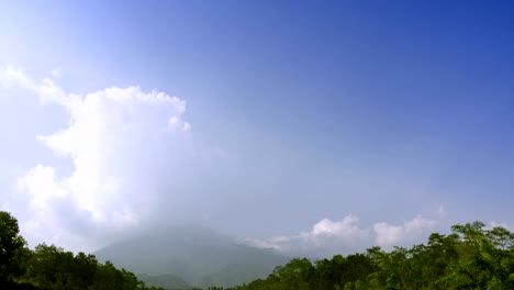 Mount-Merapi,-Gunung-Merapi,-buchstäblich-Feuerberg-in-Indonesisch-und-Javanisch,-ist-ein-aktiver-Stratovulkan-befindet-sich-auf-der-Grenze-zwischen-Zentral-Java-und-Yogyakarta,-Indonesien