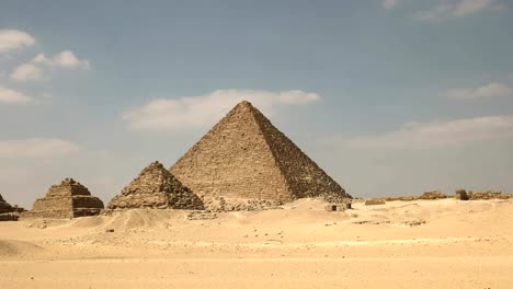 niedrigen-Winkel-Pfanne-der-Pyramiden-von-Gizeh-bei-Kairo,-Ägypten