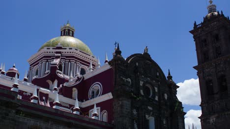 Zeitraffer-der-Kuppel-oben-auf-Kathedrale-Santo-Domingo-in-Puebla,-Mexiko.