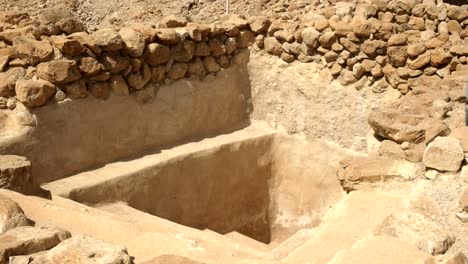 Zoom-in-Schuss-eines-rituellen-Bades-bei-Qumran,-israel