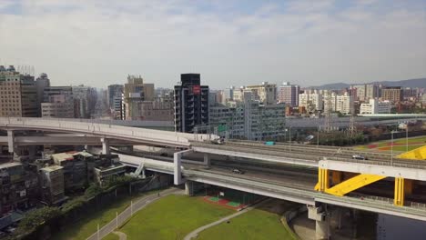 Taiwan-taipei-ciudad-día-soleado-tráfico-río-puente-parque-aéreo-panorama-4k