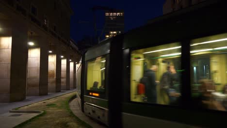 Italien-Nacht-beleuchtet-Mailand-berühmten-Straßenbahn-Verkehr-Straße-Kreuzung-Panorama-4k