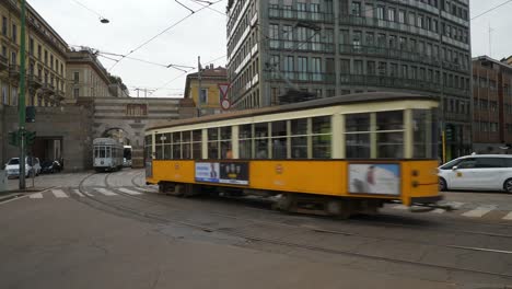 Italien-Tag-Zeit-Mailand-berühmten-Straßenbahn-Verkehr-Straße-Kreuzung-Slow-Motion-Panorama-4k