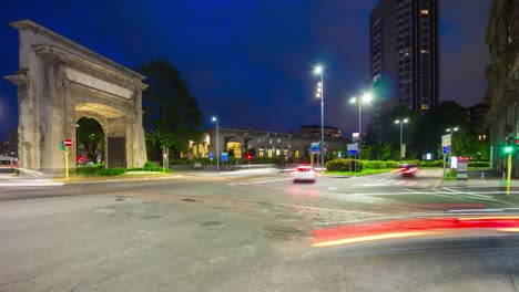 Italien-Nacht-beleuchtet-Mailand-Verkehr-Straße-Bogen-Stadtplatz-rotierenden-Panorama-4k-Zeitraffer