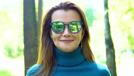 Portrait-of-a-young-woman-in-sunglasses.