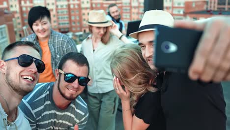 Gruppe-von-glücklichen-Jugendlichen-Selfie-mit-Smartphone-Gesichter-lachen-ziehen-und-genießen