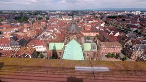 Vista-panorámica-de-la-Catedral-de-la-ciudad-francesa-de-Estrasburgo.-La-cámara-se-mueve-suavemente-desde-el-fondo-hasta-el-cielo.-Lapso-de-tiempo.-Francia