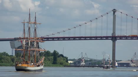 Segler-auf-den-Masten-der-eine-alte-Giebel-auf-der-Abfahrt-aus-dem-Hafen-von-Bordeaux