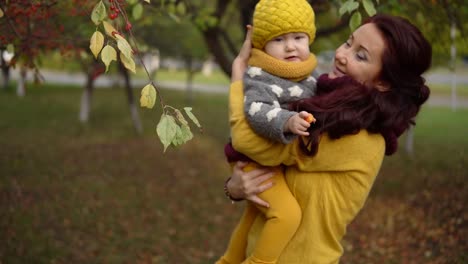 Family-in-sunny-autumn-park