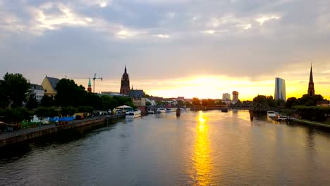 Luftaufnahme-der-Stadt-Frankfurt-mit-Fluss-und-Wolkenkratzer-bei-Sonnenaufgang