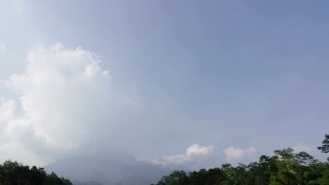 Mount-Merapi,-Gunung-Merapi,-buchstäblich-Feuerberg-in-Indonesisch-und-Javanisch,-ist-ein-aktiver-Stratovulkan-befindet-sich-auf-der-Grenze-zwischen-Zentral-Java-und-Yogyakarta,-Indonesien