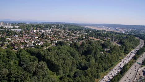 Washington-Interstate-5-Freeway-antena-con-fondo-Rainier-Mt