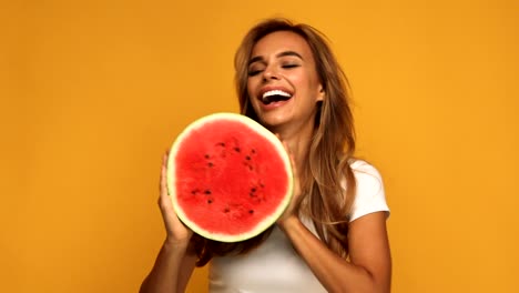 Schöne-Frau-Holding-Wassermelone