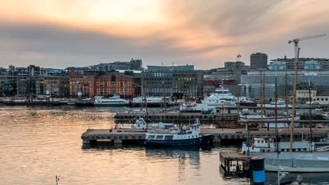 Oslo-Norwegen-Zeitraffer-4K,-Stadt-Skyline-von-Tag-zu-Nacht-Zeitraffer-am-Hafen