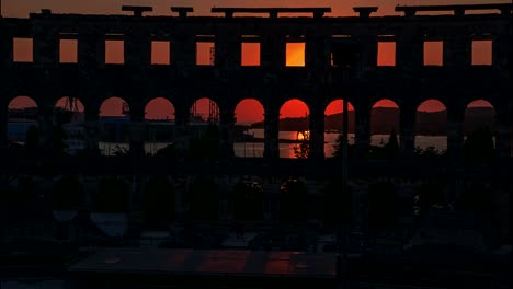 Lapso-de-tiempo-de-puesta-de-sol-en-Pula,-Croacia-con-el-fondo-del-Coliseo.