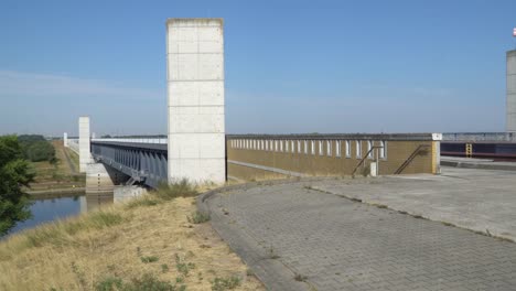 Magdeburg-Wasser-Brücke.-Berühmte-Wasserstrasenkreuz