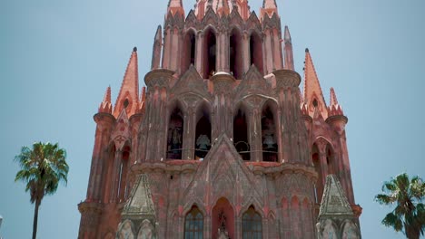 Iconic-Parroquia-pink-church-in-San-Miguel-de-Allende,-Mexico---tilt-down