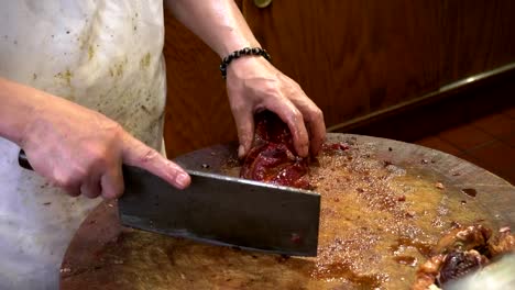 un-chef-rebana-pato-de-Pekín-en-el-barrio-chino-de-san-francisco