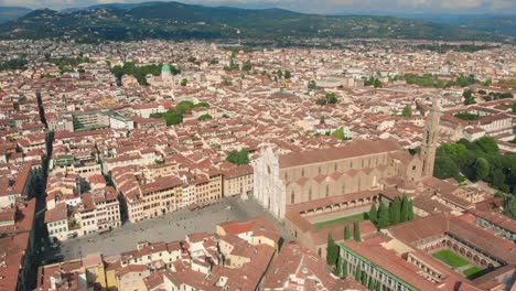 Florenz-Antenne-Stadtansicht-Blick-auf-die-Altstadt-mit-der-Kirche-Santa-Croce-und-Santa-Croce-Plazza-in-Italien.-4K-Drohne-vide.