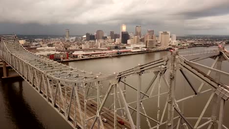 Vista-aérea-de-Nueva-Orleans-ascendido-sobre-la-cubierta-de-puente-autopista-sobre-el-río-Mississippi