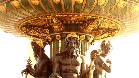 Golden-fountain-in-the-Place-du-Concorde,-Paris,France