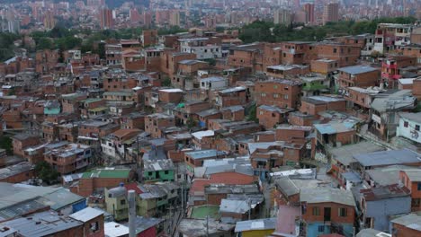 Vista-del-barrio-de-\"Comuna-13\"-Medellín-Colombia-con-centro-en-el-fondo,-incline-para-arriba