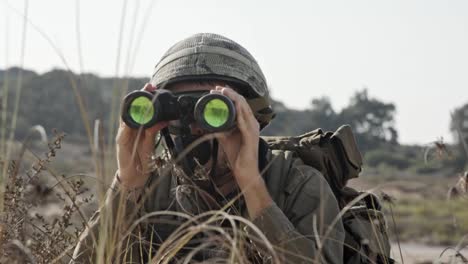 Soldado-israelí-con-sus-binoculares-a-los-enemigos-de-punto