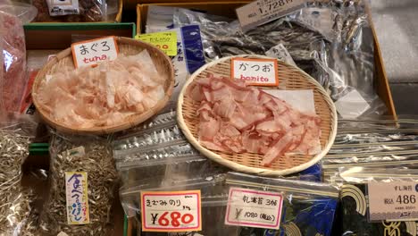 rasierte-getrockneten-Thunfisch-und-Bonito-am-Tsukiji-Fischmarkt-tokyo