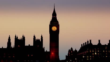 Vista-del-puente-de-Westminster-por-la-noche-y-el-Big-Ben-en-Londres.