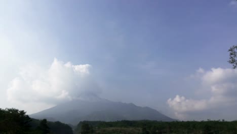 Monte-Merapi,-Gunung-Merapi,-literalmente-montaña-de-fuego-en-Indonesia-y-Java,-es-un-estratovolcán-activo-ubicado-en-la-frontera-entre-Java-Central-y-Yogyakarta,-Indonesia