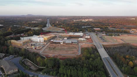 Flug-über-Neubau-Einkaufszentrum-neben-Eigentumswohnungen-und-Autobahn-in-Atlanta-Vorort