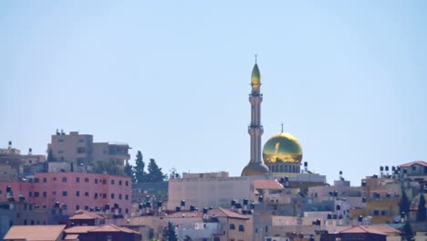 Überblick-über-eine-arabische-Stadt-in-Israel-mit-einer-großen-Moschee-erhebt-sich-über