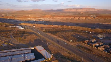 Hermosa-vista-aérea-de-Arizona-de-la-carretera-sin-fin-del-infinito