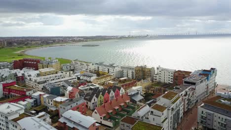 Impresionante-vista-aérea-de-la-ciudad-de-Malmö-en-Suecia-con-una-vista-del-atardecer