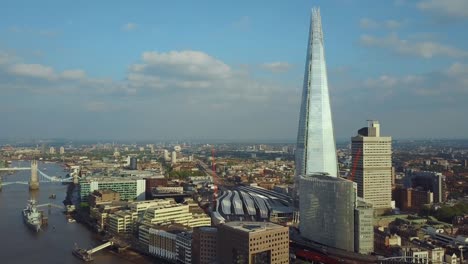 Hermosa-vista-aérea-de-Londres,-Tower-bridge-y-el-rascacielos-Shard