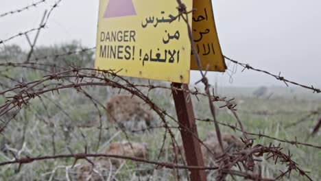 Minenfeld-Warnzeichen-auf-den-Golanhöhen-in-Syrien-Israel-Grenze