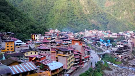 Vista-aérea-de-ciudad-Latina.-Gran-río-que-fluye.-Montañas-en-el-fondo.